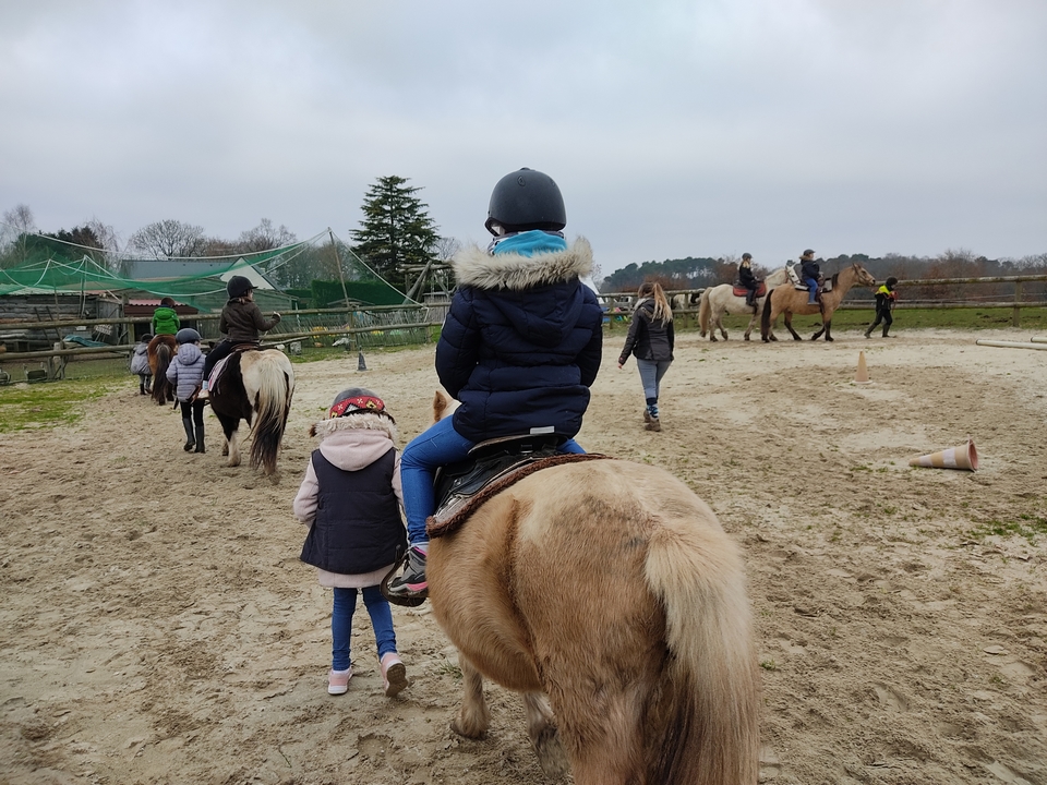Séance équitation enfants - Le Ranch de Calamity Jane, gite insolite dans le morbihan 56
